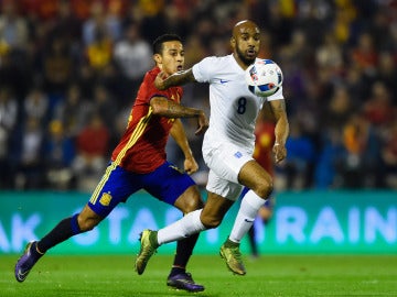 Thiago disputa el balón en el partido contra Inglaterra