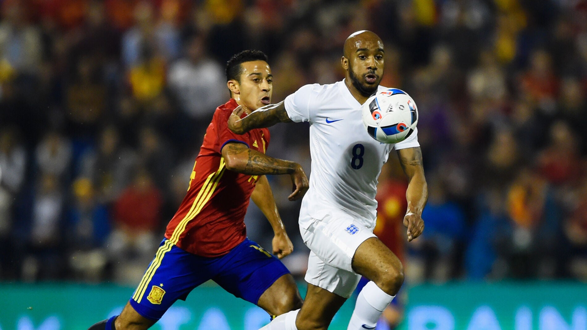 Thiago disputa el bal&oacute;n en el partido contra Inglaterra
