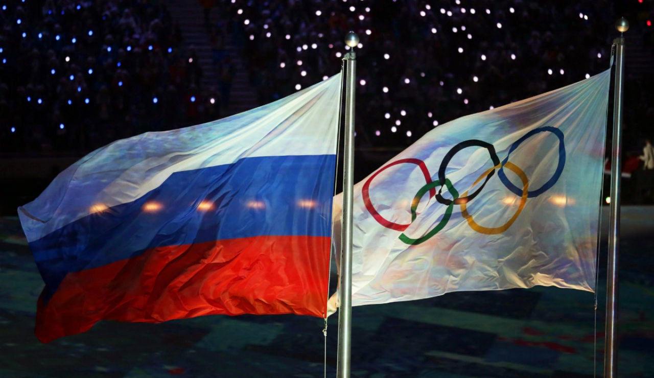 Las banderas de Rusia y de los JJOO, a la par