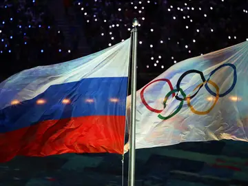 Las banderas de Rusia y de los JJOO, a la par Las banderas de Rusia y de los JJOO, a la par