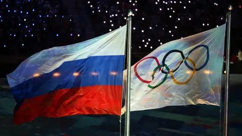 Las banderas de Rusia y de los JJOO, a la par Las banderas de Rusia y de los JJOO, a la par