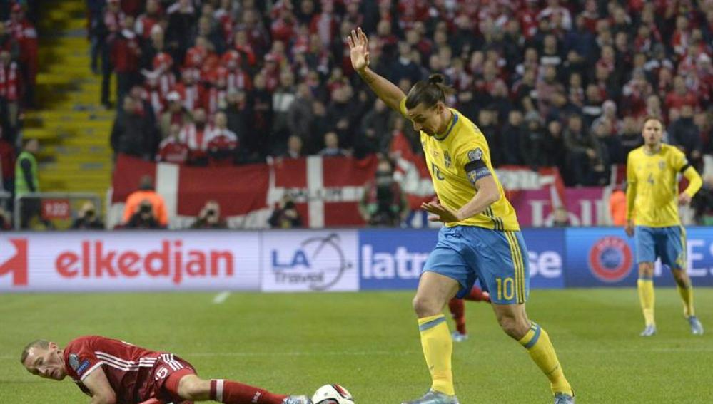 Ibrahimovic conduce el balón en el partido ante Dinamarca