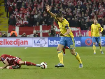 Ibrahimovic conduce el balón en el partido ante Dinamarca Ibrahimovic conduce el balón en el partido ante Dinamarca