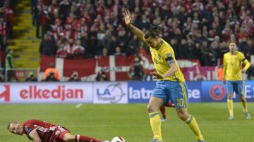 Ibrahimovic conduce el balón en el partido ante Dinamarca