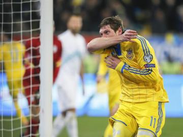 Yevhen Seleznyov, de Ucrania, celebra un gol frente a Eslovenia