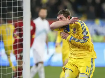 Yevhen Seleznyov, de Ucrania, celebra un gol frente a Eslovenia Yevhen Seleznyov, de Ucrania, celebra un gol frente a Eslovenia