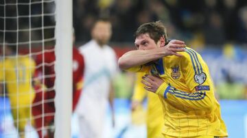 Yevhen Seleznyov, de Ucrania, celebra un gol frente a Eslovenia