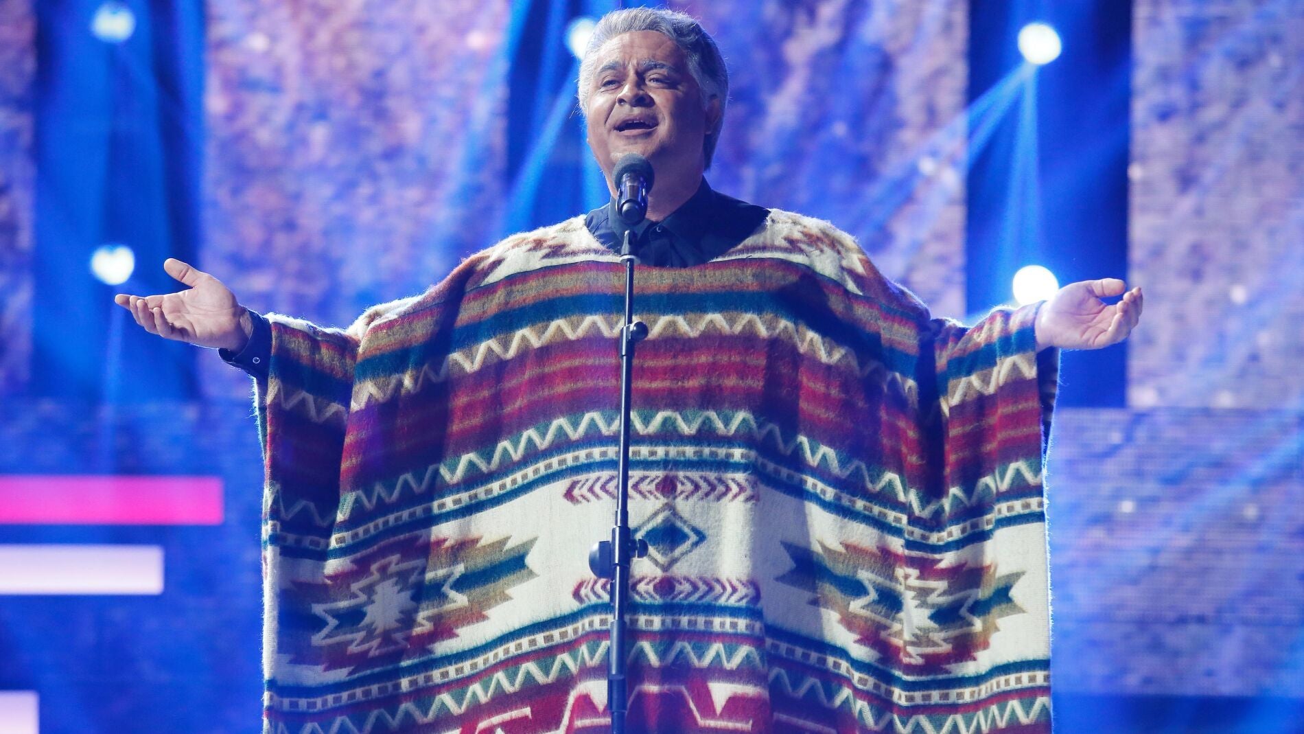 El Sevilla se transforma en Chavela Vargas para interpretar 'Noches de boda'