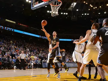 Stephen Curry penetra e intentar anotar ante los Nets Stephen Curry penetra e intentar anotar ante los Nets