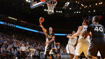 Stephen Curry penetra e intentar anotar ante los Nets