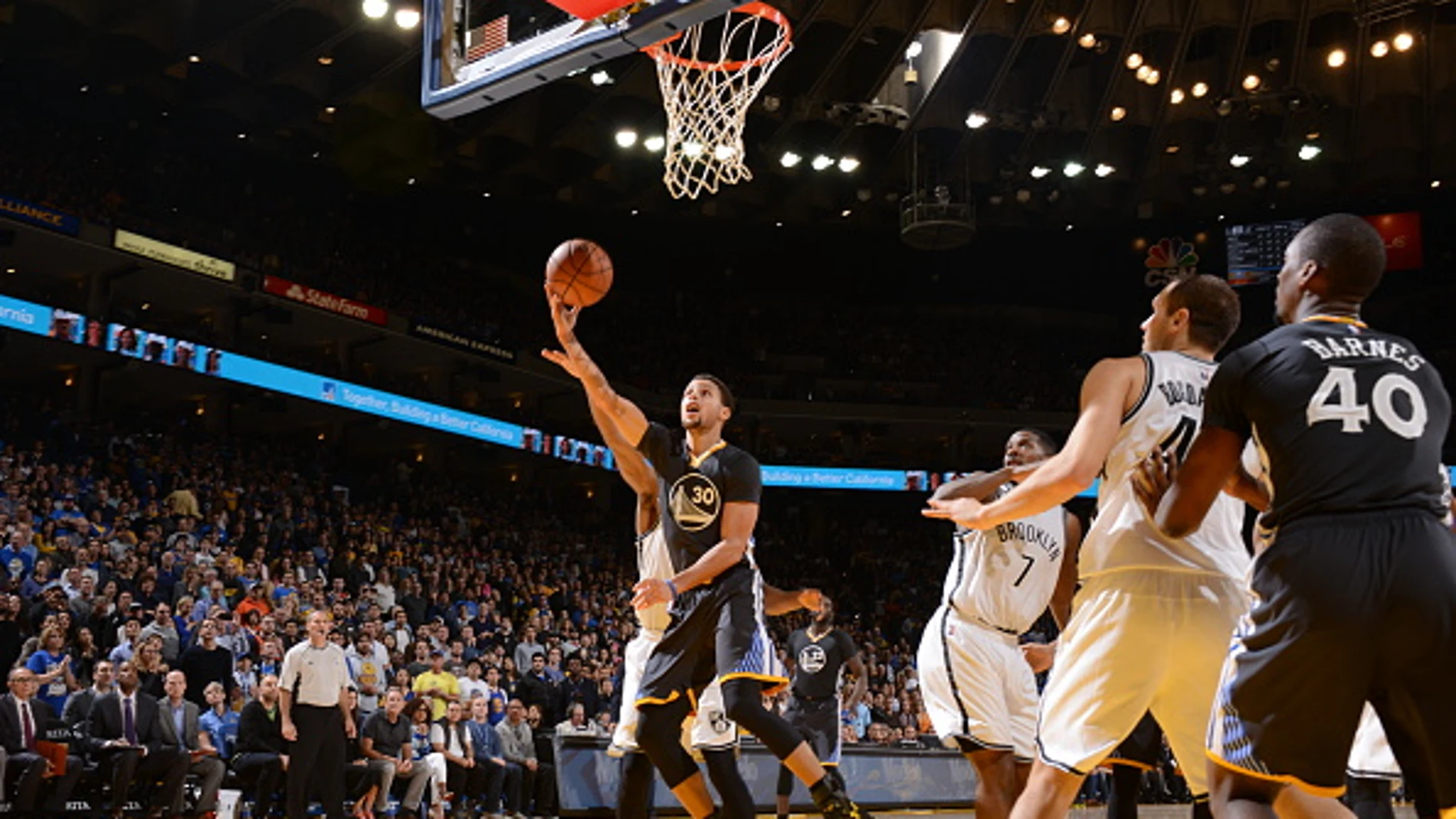 Stephen Curry penetra e intentar anotar ante los Nets Stephen Curry penetra e intentar anotar ante los Nets