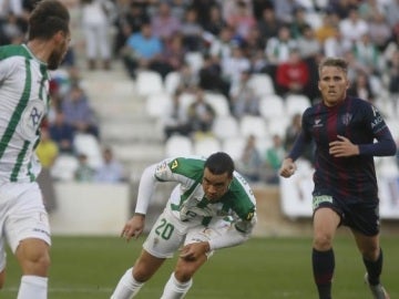 Jugadores del Córdoba y el Huesca disputan un balón