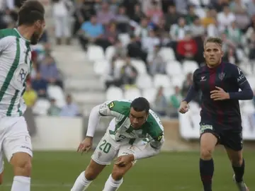Jugadores del Córdoba y el Huesca disputan un balón Jugadores del Córdoba y el Huesca disputan un balón