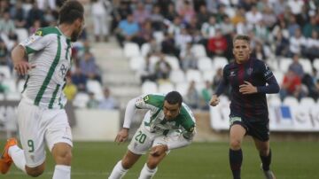 Jugadores del Córdoba y el Huesca disputan un balón