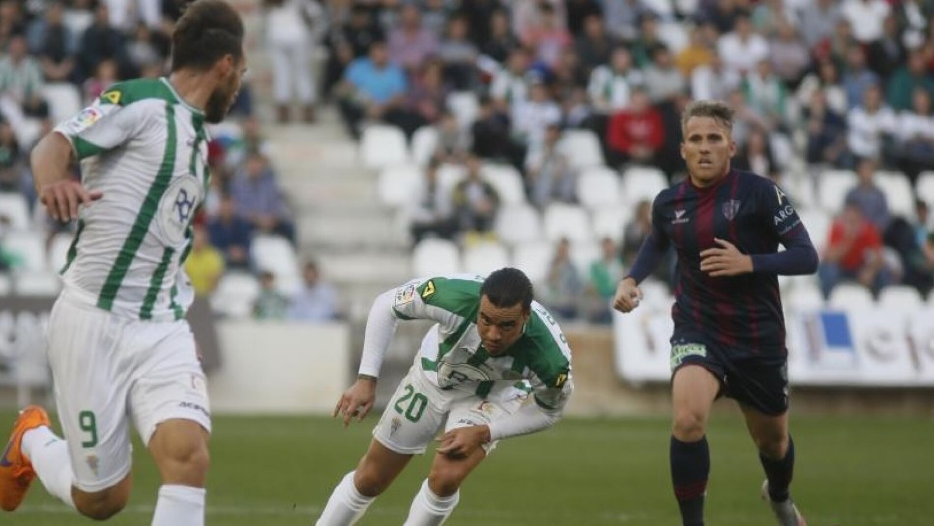 Jugadores del C&oacute;rdoba y el Huesca disputan un bal&oacute;n