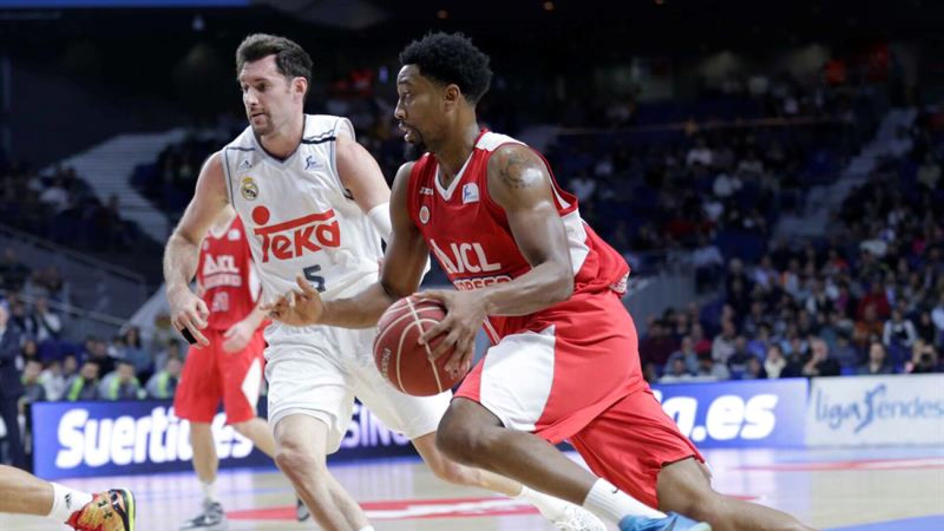 El jugador del Real Madrid Rudy Fern&aacute;ndez (i) y Chase Simon, del Manresa