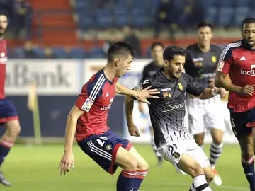 Jugadores de Osasuna y Mallorca disputan el balón Jugadores de Osasuna y Mallorca disputan el balón