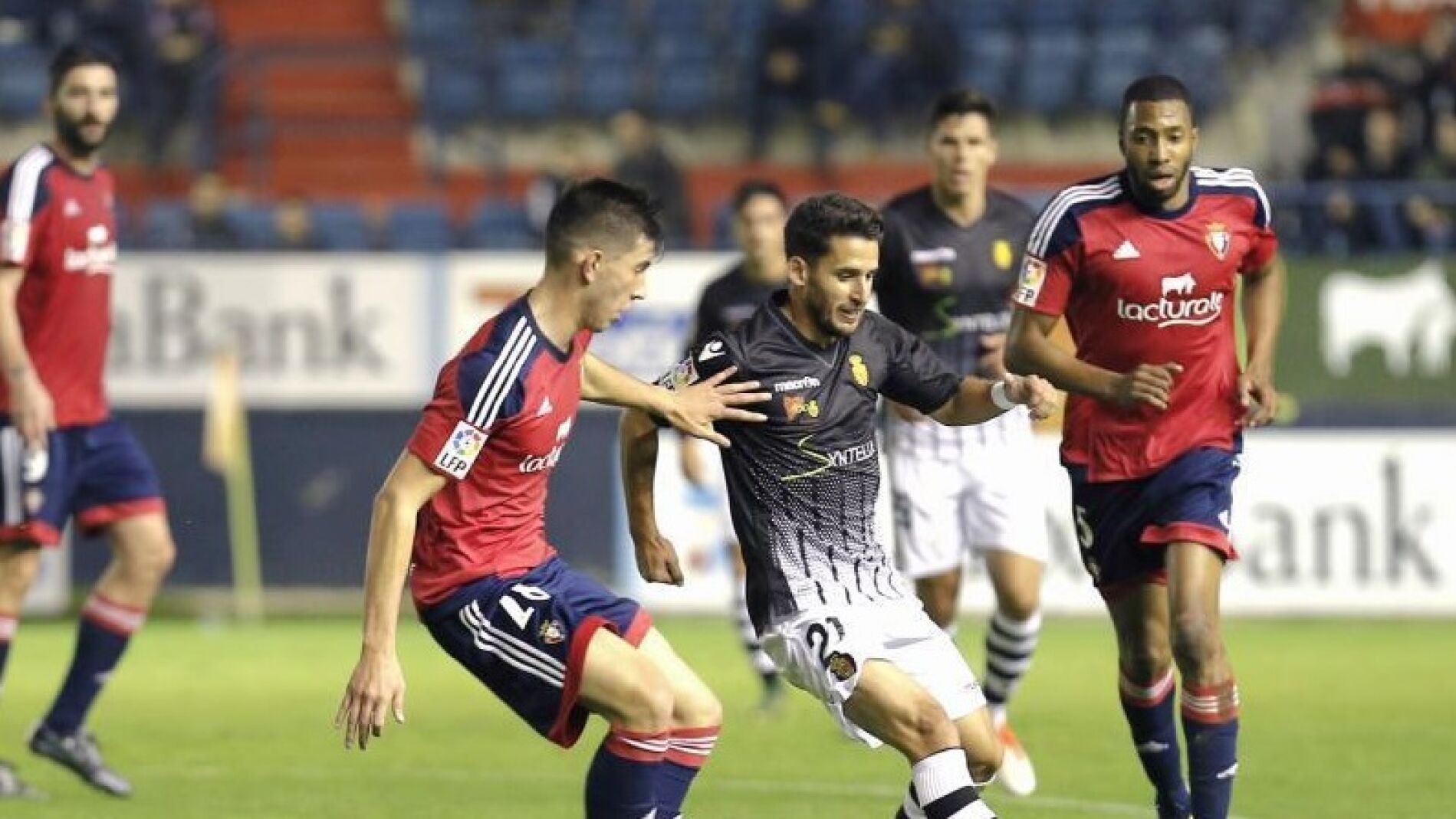 Jugadores de Osasuna y Mallorca disputan el bal&oacute;n