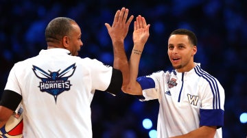 Stephen Curry (izq) choca la mano de su padre, Dell Curry (d)