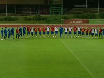 Frame 0.0 de: La Selección guarda un minuto de silencio antes del entrenamiento Frame 0.0 de: La Selección guarda un minuto de silencio antes del entrenamiento