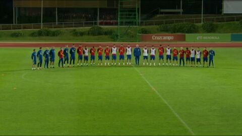 Frame 0.0 de: La Selecci&oacute;n guarda un minuto de silencio antes del entrenamiento