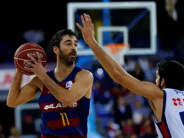 El escolta del Barcelona Juan Carlos Navarro (i) es presionado por el base del Obradoiro Pepe Pozas (d) El escolta del Barcelona Juan Carlos Navarro (i) es presionado por el base del Obradoiro Pepe Pozas (d)