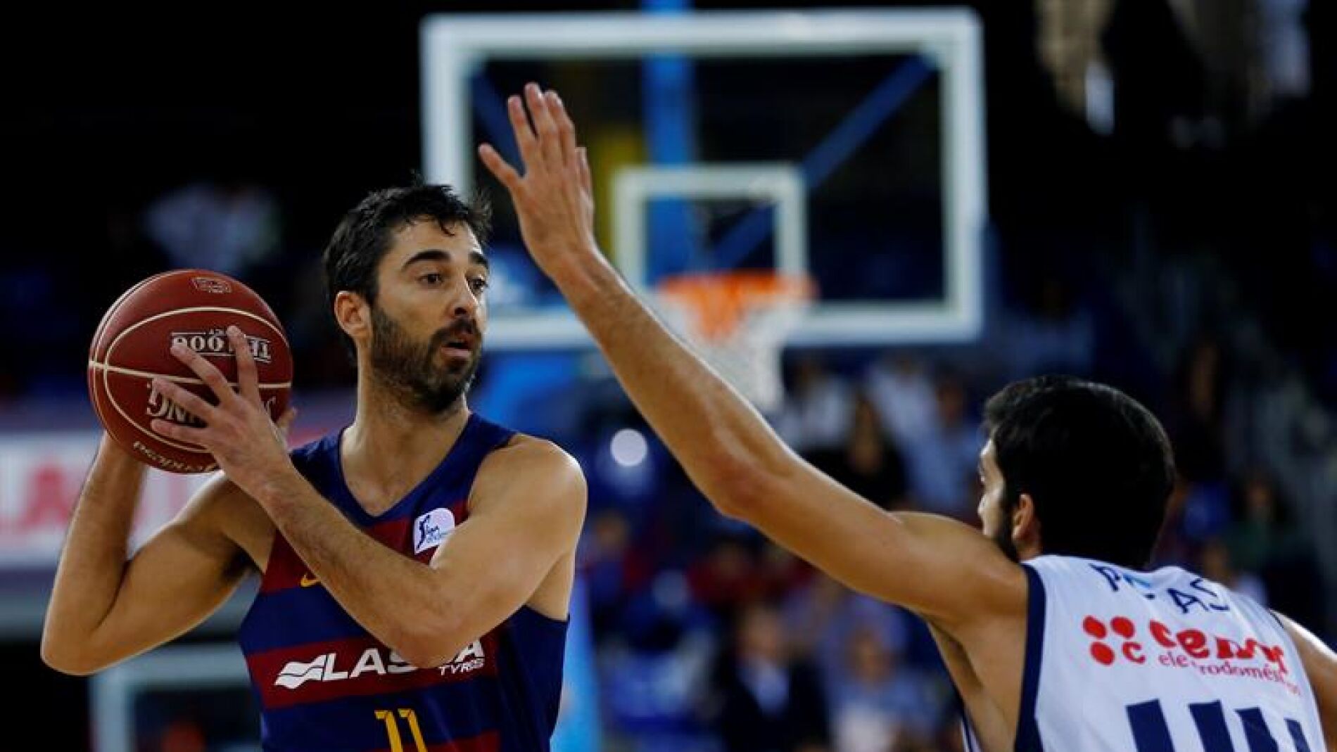 El escolta del Barcelona Juan Carlos Navarro (i) es presionado por el base del Obradoiro Pepe Pozas (d)