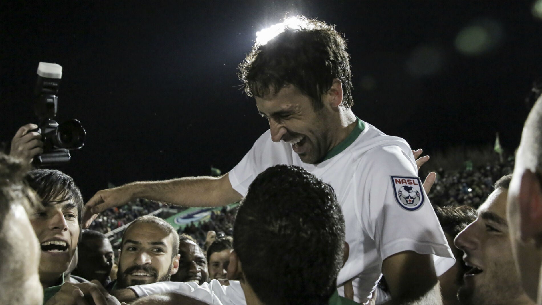 Ra&uacute;l, manteado por sus compa&ntilde;eros