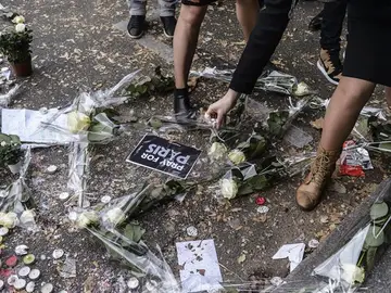 Flores y velas en el lugar de los atentados de París Flores y velas en el lugar de los atentados de París