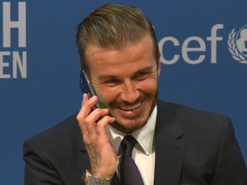Beckham responde al teléfono