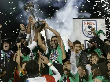 Raúl y Senna levantan el trofeo de campeones Raúl y Senna levantan el trofeo de campeones