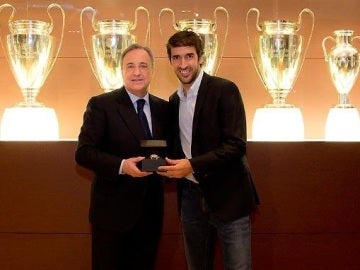 Florentino Pérez, junto a Raúl González