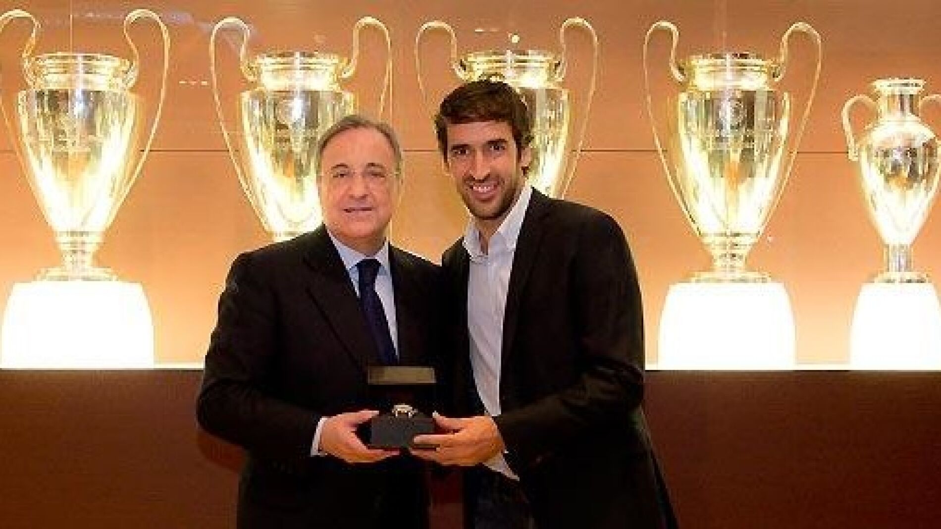 Florentino P&eacute;rez, junto a Ra&uacute;l Gonz&aacute;lez