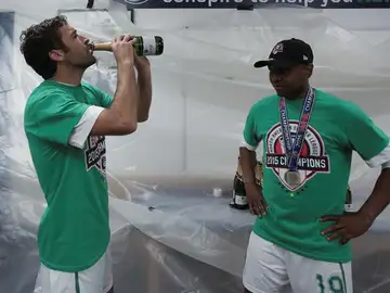 Raúl y Senna celebrando el título y su retirada futbolistica Raúl y Senna celebrando el título y su retirada futbolistica