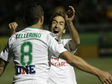 Raúl celebra un gol con su compañero Cellerino Raúl celebra un gol con su compañero Cellerino