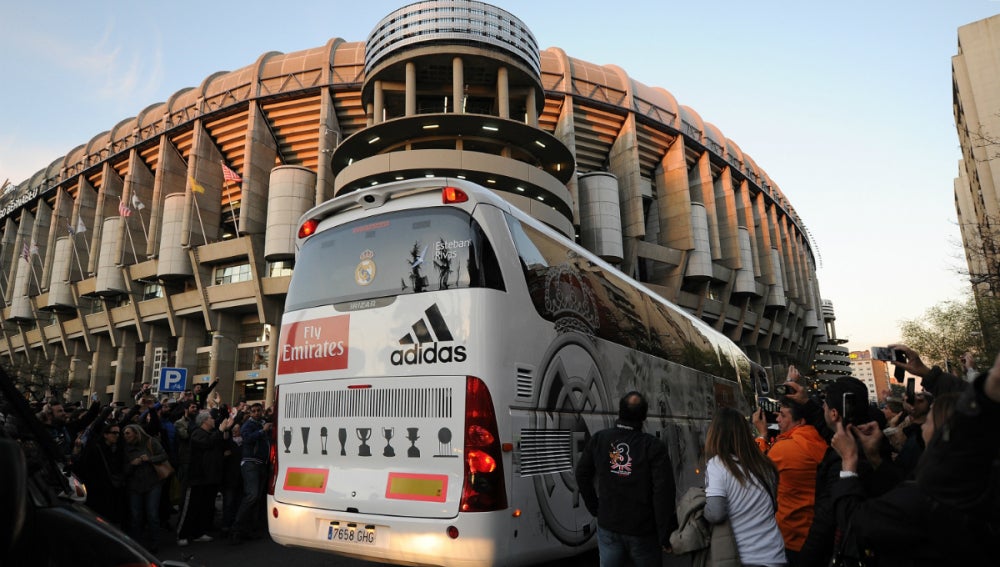 El autobús del Real Madrid, llegando al Santiago Bernabéu