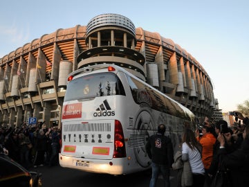 El autobús del Real Madrid, llegando al Santiago Bernabéu