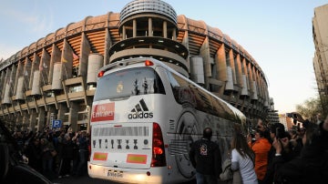 El autobús del Real Madrid, llegando al Santiago Bernabéu