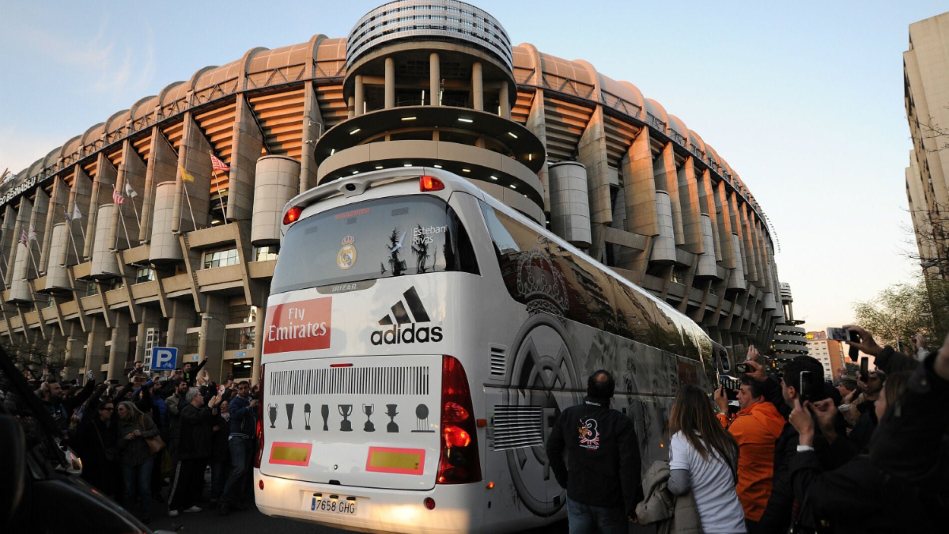 El autob&uacute;s del Real Madrid, llegando al Santiago Bernab&eacute;u