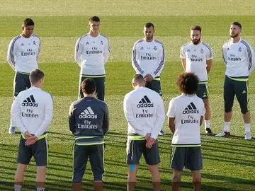 Minuto de silencio en Valdebebas por los atentados de París Minuto de silencio en Valdebebas por los atentados de París