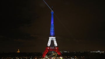 La torre Eiffel se ilumina con los colores de la bandera francesa