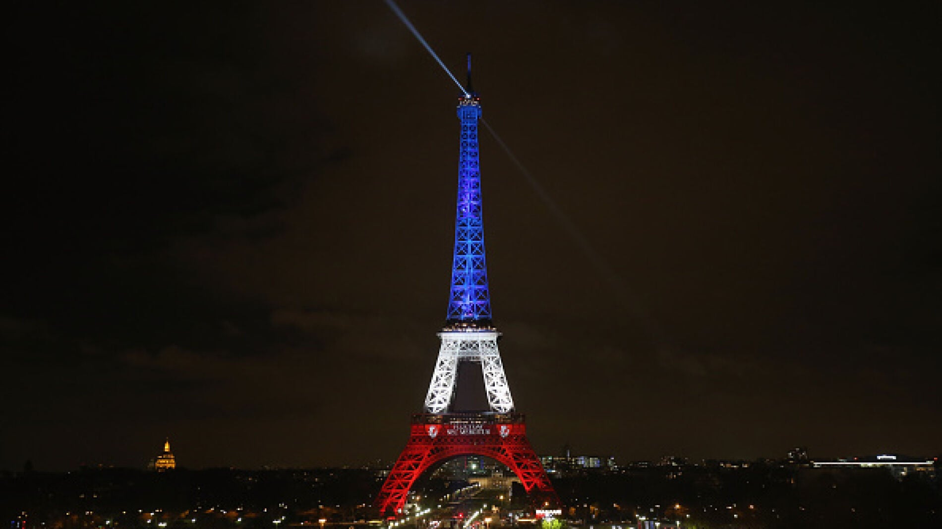 La torre Eiffel se ilumina con los colores de la bandera francesa