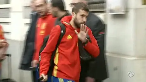 Jordi Alba, llegando al hotel de concentración Jordi Alba, llegando al hotel de concentración