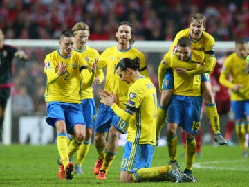 Suecia celebra el gol de Ibrahimovic
