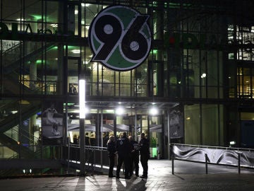 Agentes de policía en el exterior del estadio IDH-Arena