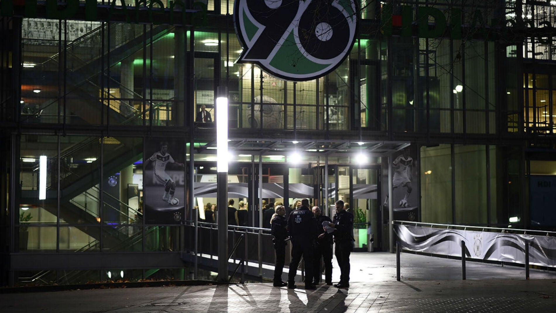 Agentes de polic&iacute;a en el exterior del estadio IDH-Arena