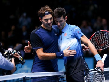 Roger Federer es felicitado por Djokovic tras la victoria