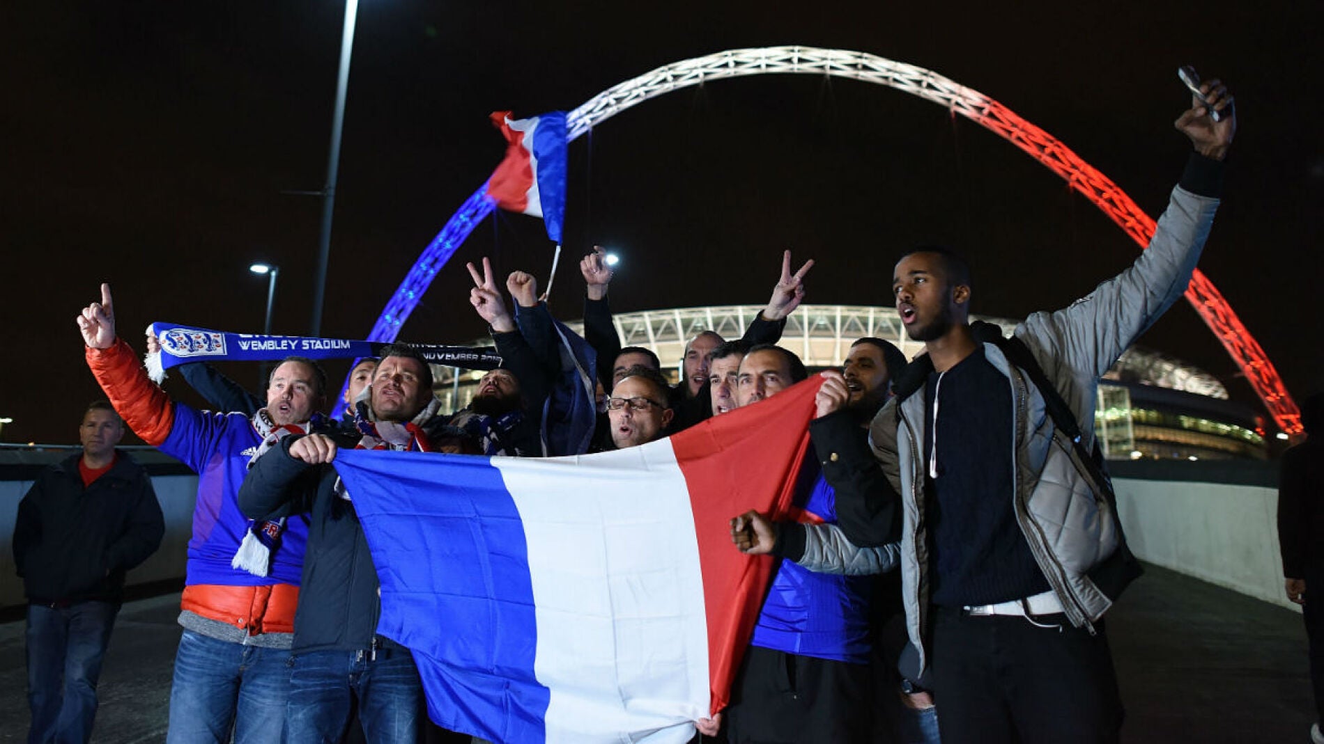 Aficionados en los exteriores de Wembley