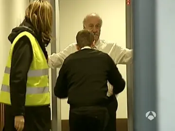 Vicente del Bosque se somete a un cacheo Vicente del Bosque se somete a un cacheo