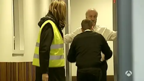 Vicente del Bosque se somete a un cacheo Vicente del Bosque se somete a un cacheo
